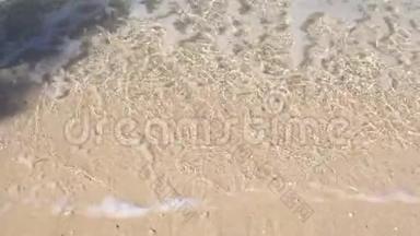 沙滩上的海水透明波浪特写